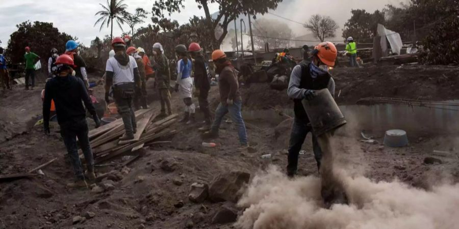 Helfer suchen nach Überlebenden nach dem Vulkanausbruch in Guatemala.