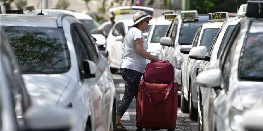 Eine Touristin in Barcelona auf der Suche nach einem Taxi.