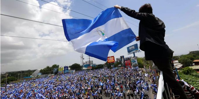 Demonstranten schwenken Flaggen, um gegen die Regierung Nicaraguas zu protestieren. nicaragua