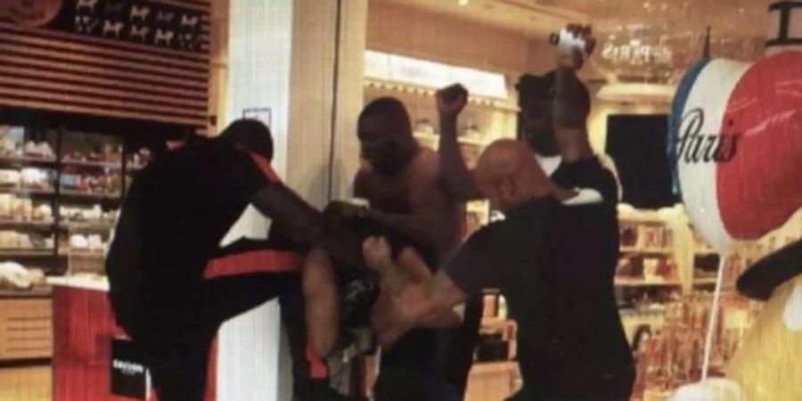 Wüste Szenen aus dem Duty-Free-Shop: Rapper Booba und Kaaris kriegen sich in die Haare.