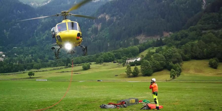 Der Helikopter pumpte Wasser vom Fluss Poschiavino hoch, um die Flammen zu löschen.