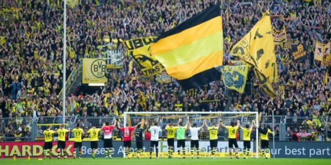 Die Fankurve der Borussia Dortmund im Signal Iduna Park peitscht ihr Team auch in der Champions League nach vorne. Champions League