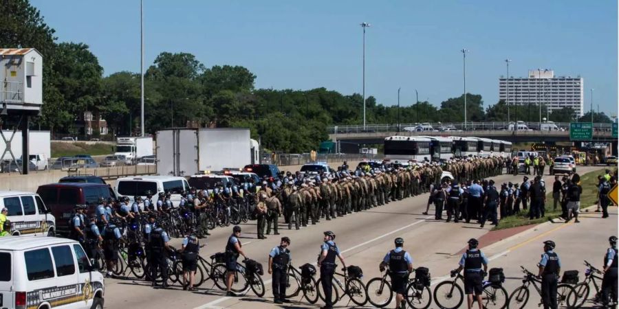 Polizisten sperren eine Autobahn in Chicago, die wegen einem Protest gegen Waffengewalt blockiert ist.