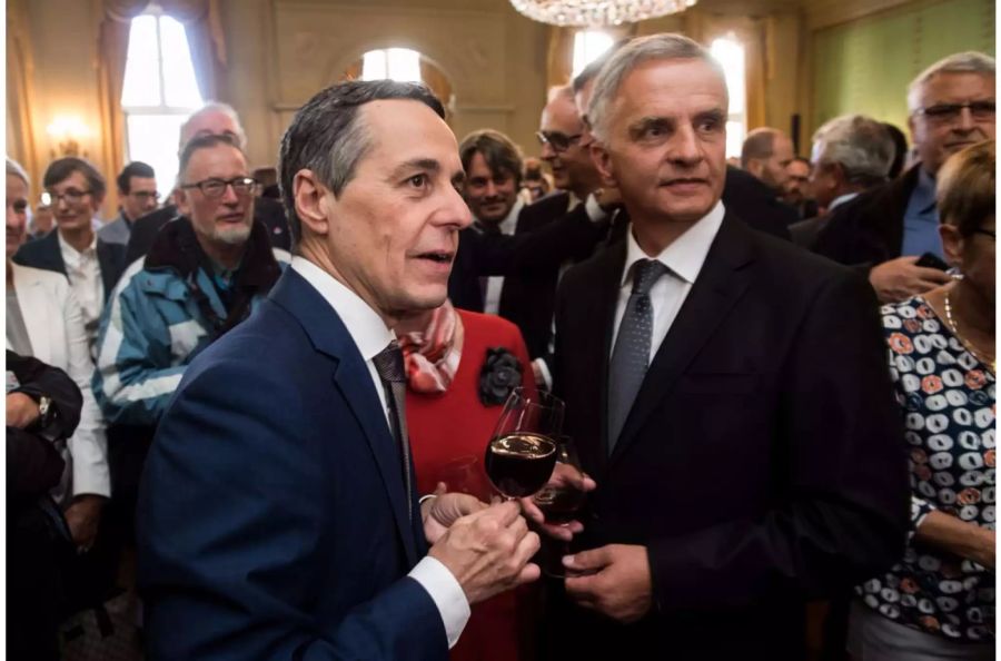 Neo-Aussenminister Ignazio Cassis und sein Vorgänger Didier Burkhalter haben das Heu nicht in allen Fragen auf der gleichen Bühne.