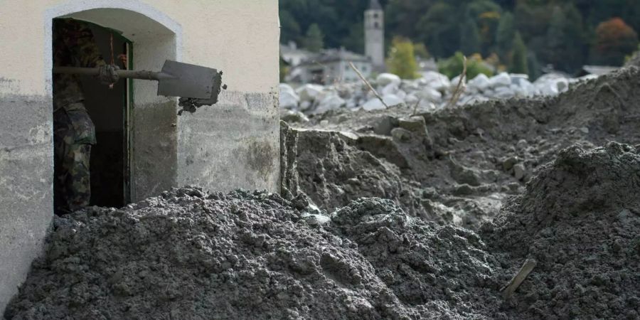 Die Armee räumt vom Murgang betroffene Häuser, im Hintergrund zu sehen Bondo, am Mittwoch, 4. Oktober 2017, in Spino. Am 23. August war ein Bergsturz am Piz Cengalo mit Murgängen nach Bondo niedergegangen.