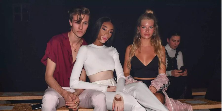 Wie die Motten zum Licht. Zahlreiche, auch international bekannte Models strömten zur Boss' Show: (v.l.n.r.) Lucky Blue Smith, Winnie Harlow und Lottie Moss.