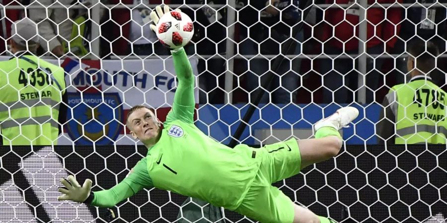 Pickford hält den Elfmeter von Bacca.