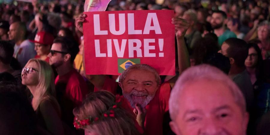 Bei einem Festival in Rio de Janeiro haben 80'000 Menschen für die Freilassung von Ex-Präsident Lula demonstriert.