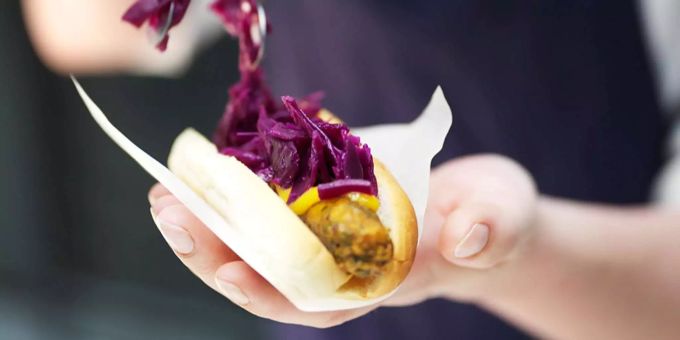 Der neue Vegi-Hotdog von Ikea wird mit Sauerkraut, Röstzwiebeln und scharfem Senf serviert. Der neue Vegi-Hotdog von Ikea wird mit Sauerkraut, Röstzwiebeln und scharfem Senf serviert.