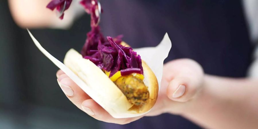 Der neue Vegi-Hotdog von Ikea wird mit Sauerkraut, Röstzwiebeln und scharfem Senf serviert.