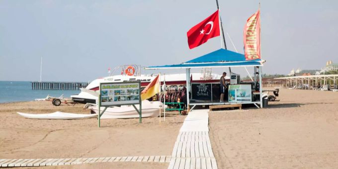 Nach dem versuchten Militärputsch blieben die Touristen den türkischen Stränden fern. Nach dem versuchten Militärputsch blieben die Touristen den türkischen Stränden fern.