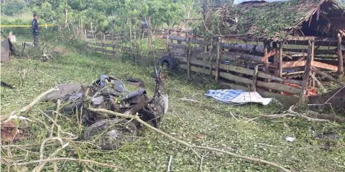 Ein philippinischer Soldat betrachtet ein Opfer der Attacke auf einen Militärstützpunkt auf Basilan im Süden der Philippinen. Ein philippinischer Soldat betrachtet ein Opfer der Attacke auf einen Militärstützpunkt auf Basilan im Süden der Philippinen.
