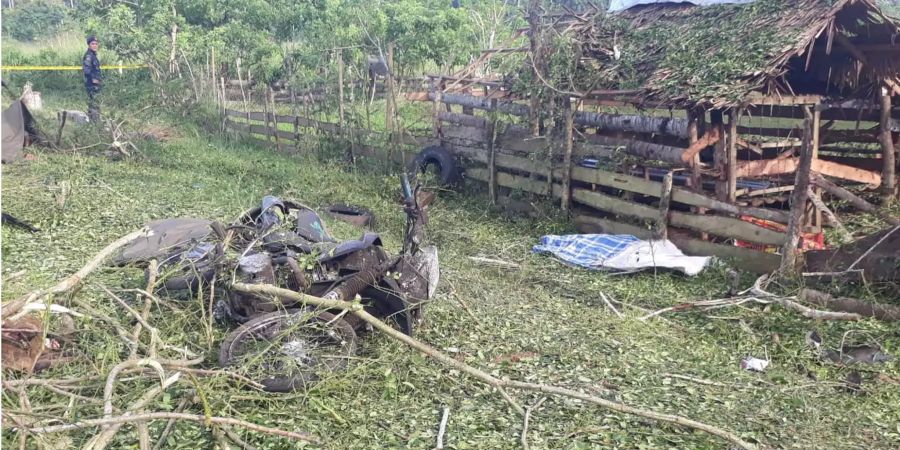 Ein philippinischer Soldat betrachtet ein Opfer der Attacke auf einen Militärstützpunkt auf Basilan im Süden der Philippinen.