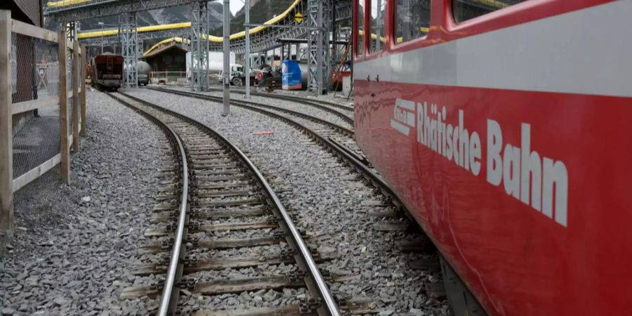 Ein Güterzug der Rhätischen Bahn (RhB) sprang aus den Schienen und blockiert die Strecke bei Untervaz-Trimmis GR. (Symbolbild)