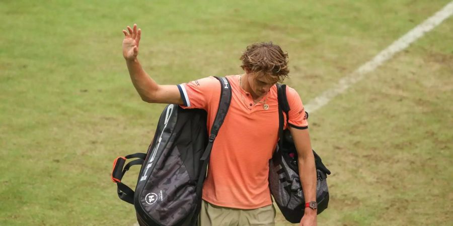 Alexander Zverev muss sich bereits in der ersten Runde aus Halle verabschieden.