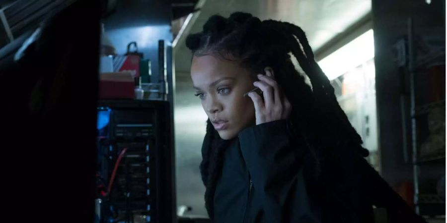 Ocean hat sich auch diesmal Spezialisten aus allen Gebieten geholt: Rihanna zum Beispiel gibt die kiffende Tech-Nerd mit Dreadlocks.