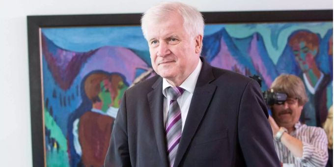 Die CSU-Parteispitze will Horst Seehofer vom Rücktritt abhalten Die CSU-Parteispitze will Horst Seehofer vom Rücktritt abhalten
