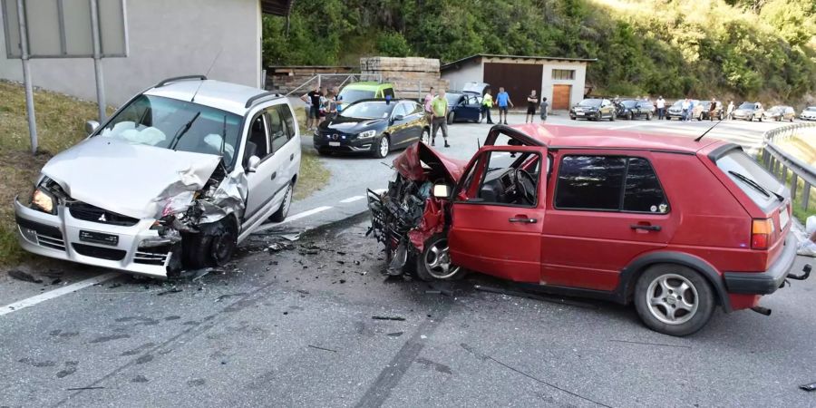 In Ramosch GR kollidierten am Sonntagabend zwei Autos frontal.