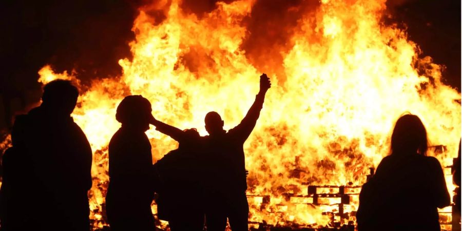 Am Mittwoch feierte die Protestanten den Jahrestag ihres Sieges über die Katholiken in der Schlacht am Boyne. Das hat die Kämpfe zusätzlich angestachelt.