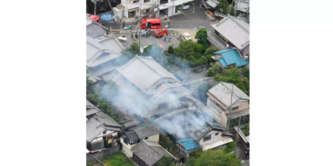 Die Feuerwehr im Einsatz: Der Westen Japans wurde von einem Erdbeben erschüttert Die Feuerwehr im Einsatz: Der Westen Japans wurde von einem Erdbeben erschüttert