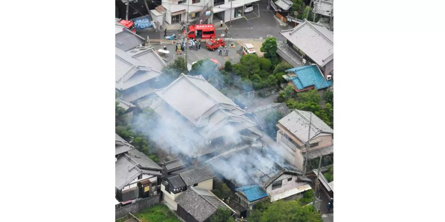 Die Feuerwehr im Einsatz: Der Westen Japans wurde von einem Erdbeben erschüttert