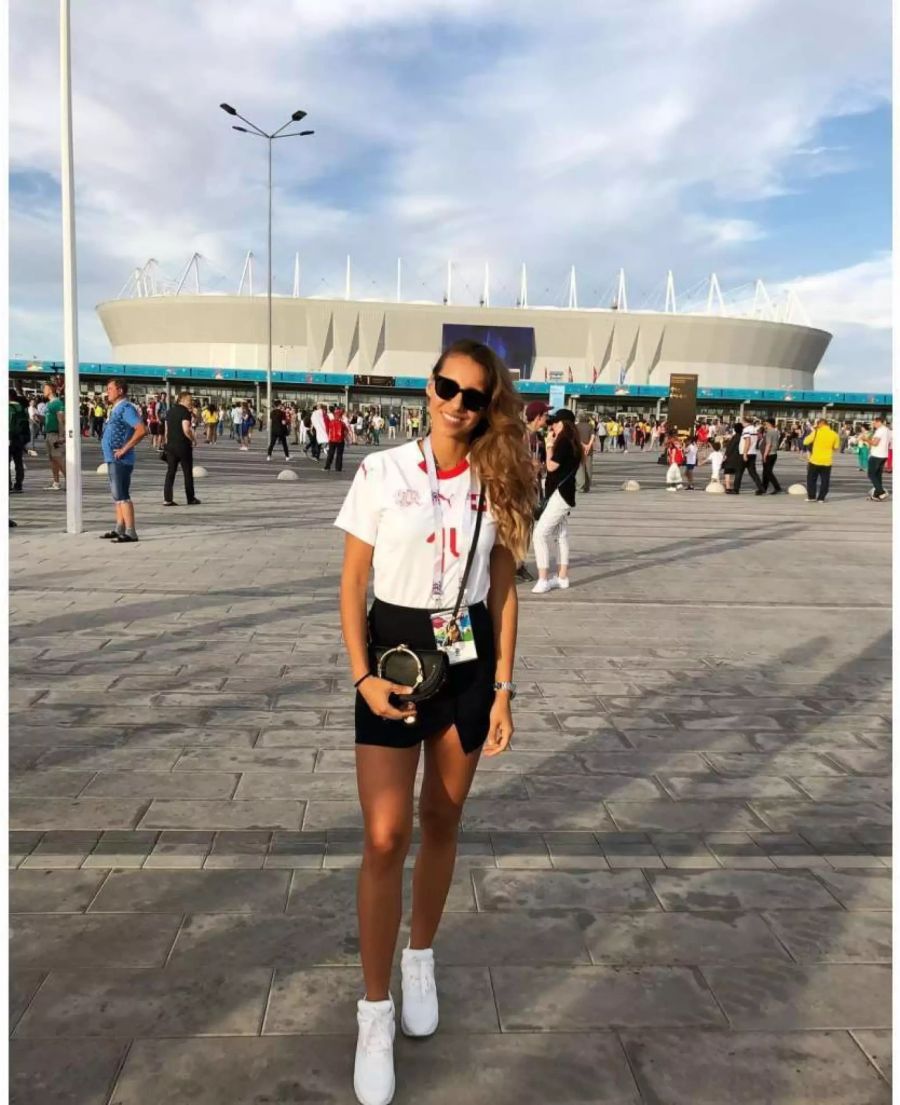 Fan-Shirt inklusive: Mirjana posiert vor dem Stadion.