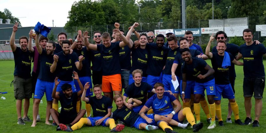 Die Spieler des FC Länggasse feiern den Aufstieg ©fcl