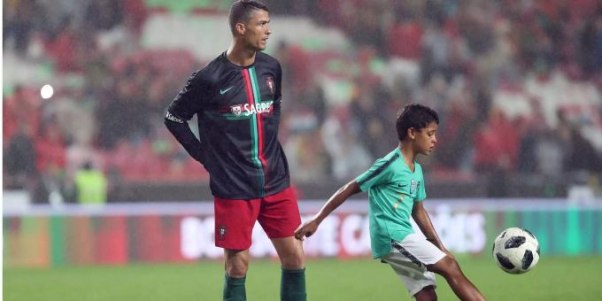 «Ganz de Bappe» - Cristiano Ronaldos Junior trifft ganz genau