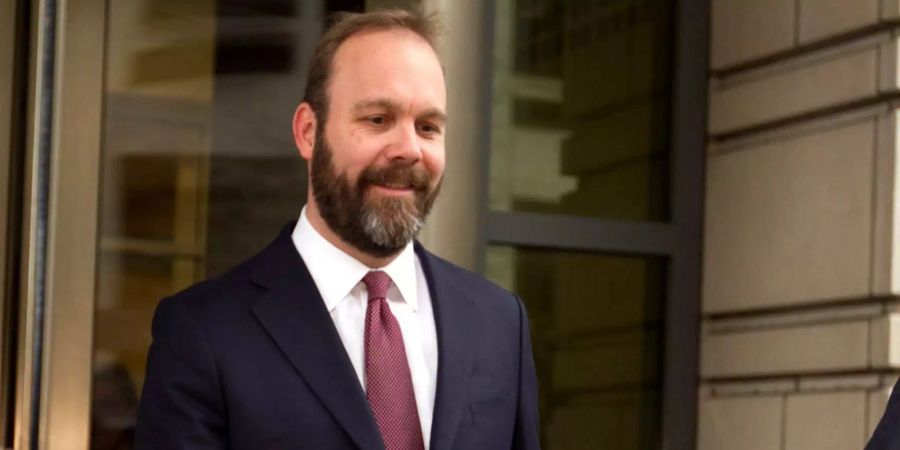 Rick Gates, langjähriger Mitarbeiter und Vertrauter von US-Präsident Donald Trumps Wahlkampfmanager Paul Manafort, verlässt das Gerichtsgebäude in Alexandria.