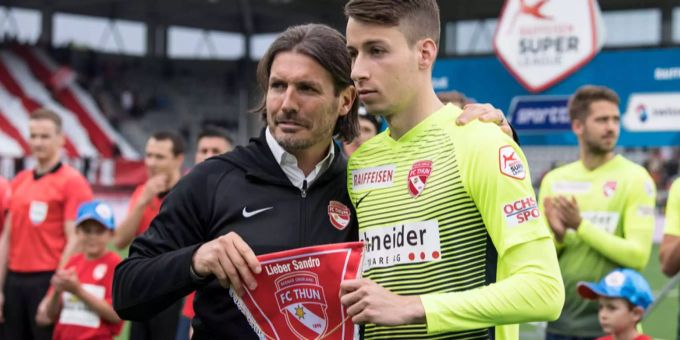 Thuns Sportchef Andres Gerber verabschiedet Sandro Lauper, der zu YB wechselte. Thuns Sportchef Andres Gerber verabschiedet Sandro Lauper, der zu YB wechselte.