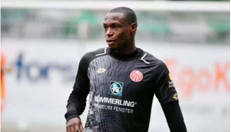 Mainz 05 verliert gegen Hannover 96 trotz 2:0-Führung noch mit 2:3. «Das war leider nicht der einzige Tiefpunkt», twittert Mainz-Spieler Leon Balogun. Er und Mitspieler Anthony Ujah (Bild) seien beide beim Einlaufen von Hannover-Fans rassistisch beleidigt worden. «In keiner Kurve der Welt sollte Platz für Rassismus sein», schriebt Balogun auf weiter.