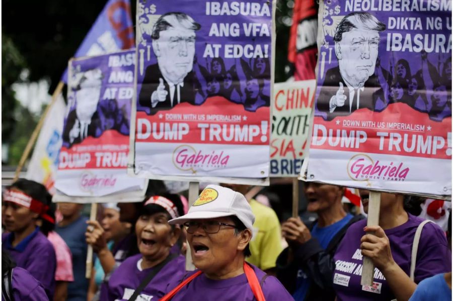 Die Einwohner protestieren in der Nähe der US-Botschaft in Manila (Philippinen). Grund ist der bevorstehende Besuch des US-Präsidenten Trump.