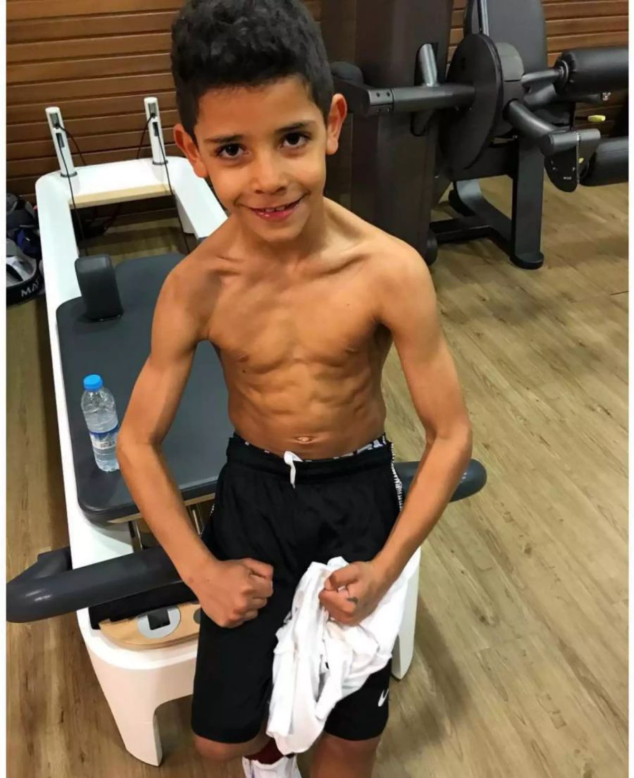 Cristiano Ronaldo jr. ist stolz auf seinen Sixpack.