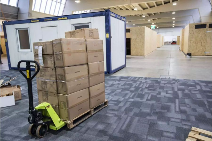 Wohnungen und Kartons in der Messehalle 9 in Zürich - keystone