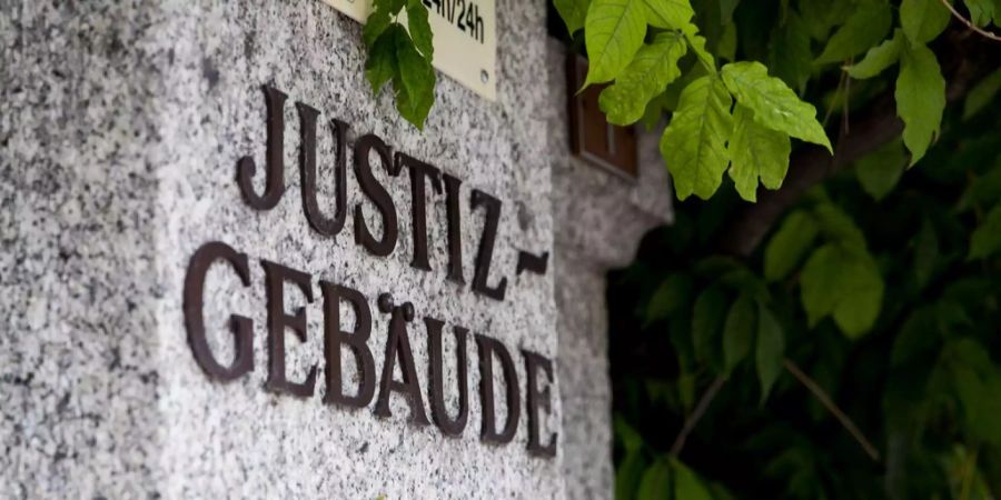 Der Eingang des Justiz-Gebäude in Sitten.