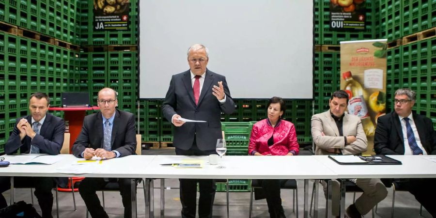 Markus Ritter, Bauernverbandspräsident (2.v,l.) und Bundesrat Johann Schneider-Ammann (M) sprechen während eines Medienanlasses.