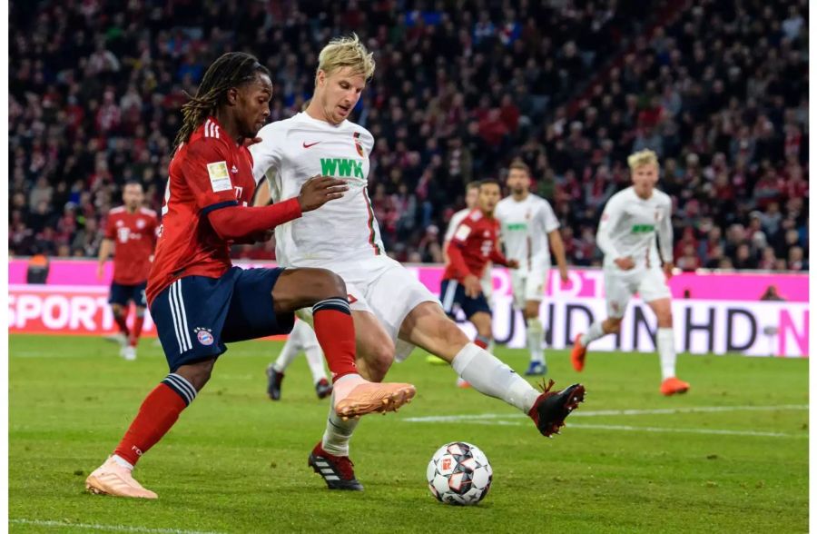 Renato Sanches vom FC Bayern München (l.) und Martin Hinteregger vom FC Augsburg im Zweikampf um den Ball.