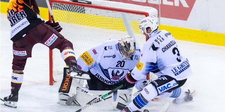 Fribourgs Goalie Reto Berra versucht, im Spiel gegen Genf-Servette die Schotten dicht zu halten.