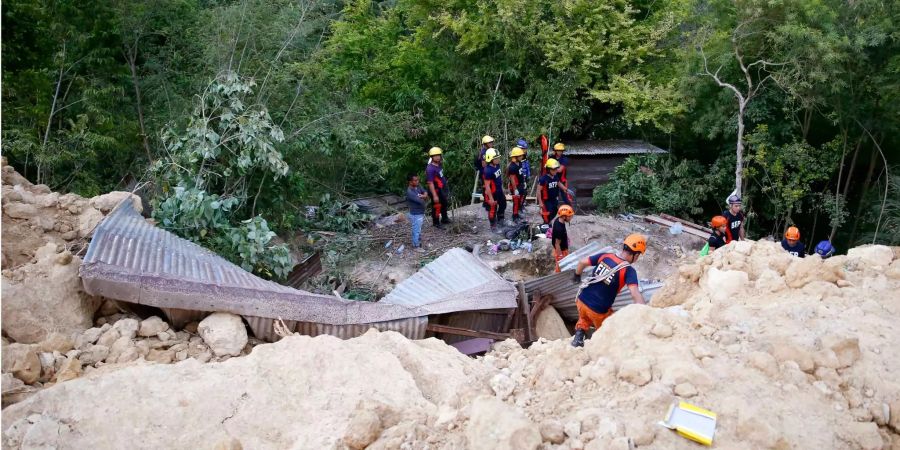 Rettungskräfte suchen in den verschütteten Gebieten auf der Insel Cebu nach Überlebenden.