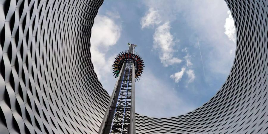 Der Freifallturm im Loch des Messegebäudes ragt in den Himmel.