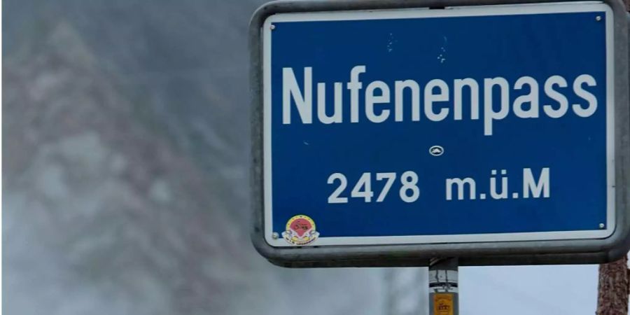 Das Strassenschild des Nufenenpasses an der Passstrasse.