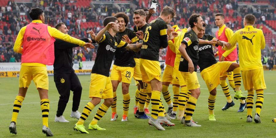 Die Spieler von Dortmund feiern nach dem Spiel ihren Sieg in Stuttgart.