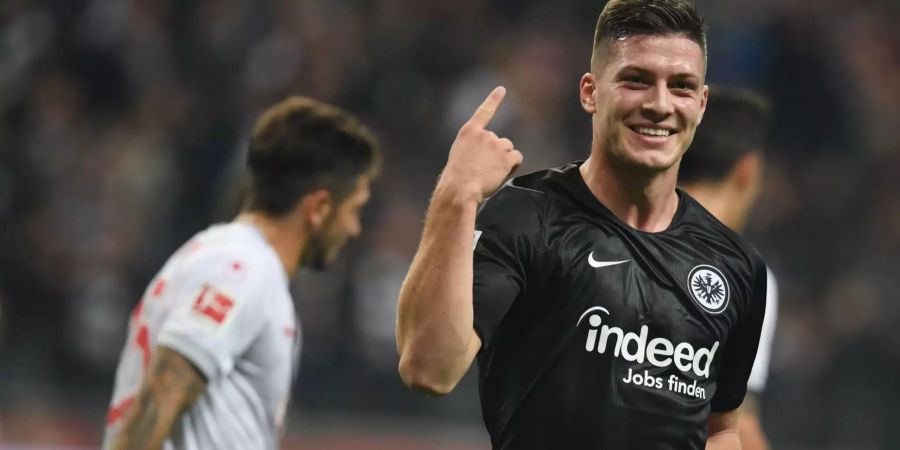 Luka Jovic (Eintracht Frankfurt) jubelt nach seinem Tor zum 3:0 gegen Fortuna Düsseldorf.