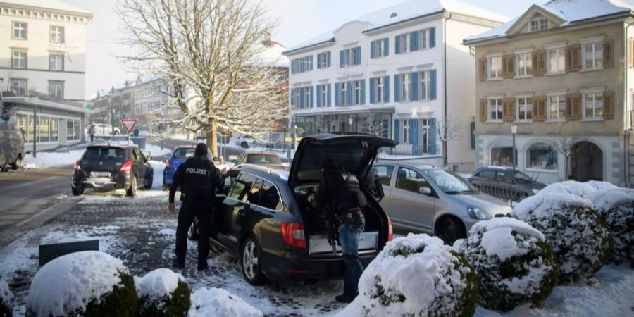 Vermummte Polizisten, aufgenommen am Dienstag, 3. Januar 2017, in Heiden AR.