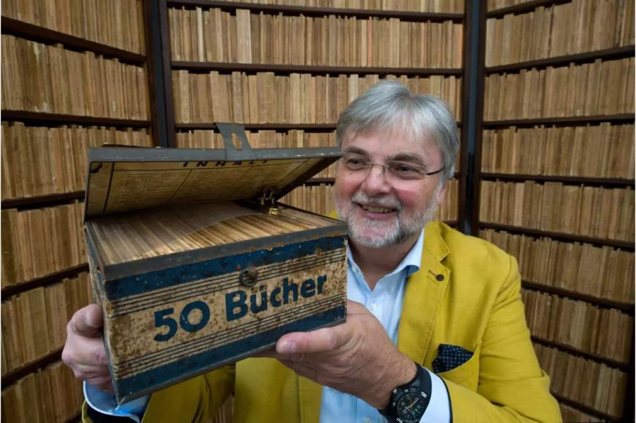 Hans-Jochen Marquardt, Vorsitzender des Literarischen Museums und Initiator der Reclam-Ausstellung, zeigt im Reclam-Museum in Leipzig eine Ausgabe der Reclam Wochenend-Bücherei, die zwischen 1927 und 1930 in einer Blechkassette auf den Markt kam.