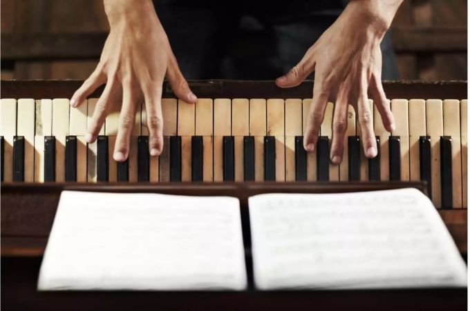 Grosse Hände können beim Klavierspielen von Vorteil sein – gut, dass Johann Sebastian Bach die anscheinend hatte. Bild: iStock Grosse Hände können beim Klavierspielen von Vorteil sein – gut, dass Johann Sebastian Bach die anscheinend hatte. Bild: iStock