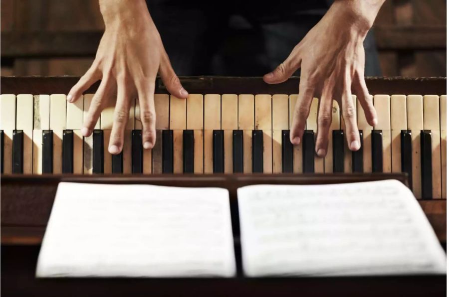 Grosse Hände können beim Klavierspielen von Vorteil sein – gut, dass Johann Sebastian Bach die anscheinend hatte. Bild: iStock
