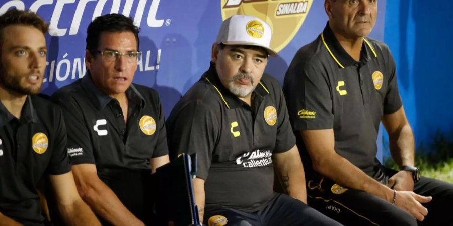 Diego Maradona verfolgt ein Spiel seines Teams Dorados de Sinaloa von der Trainerbank aus.