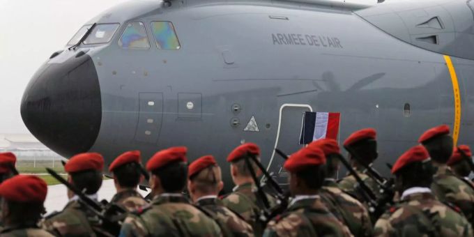 Französische Soldaten stehen vor einem Flugzeug der Armee de L'Air. Französische Soldaten stehen vor einem Flugzeug der Armee de L'Air.