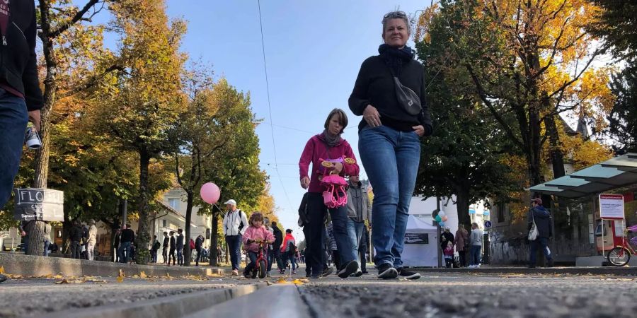 Am autofreien Sonntag im Berner Kirchenfeldquartier spazieren Menschen über die Tramschienen mitten auf der Strasse.